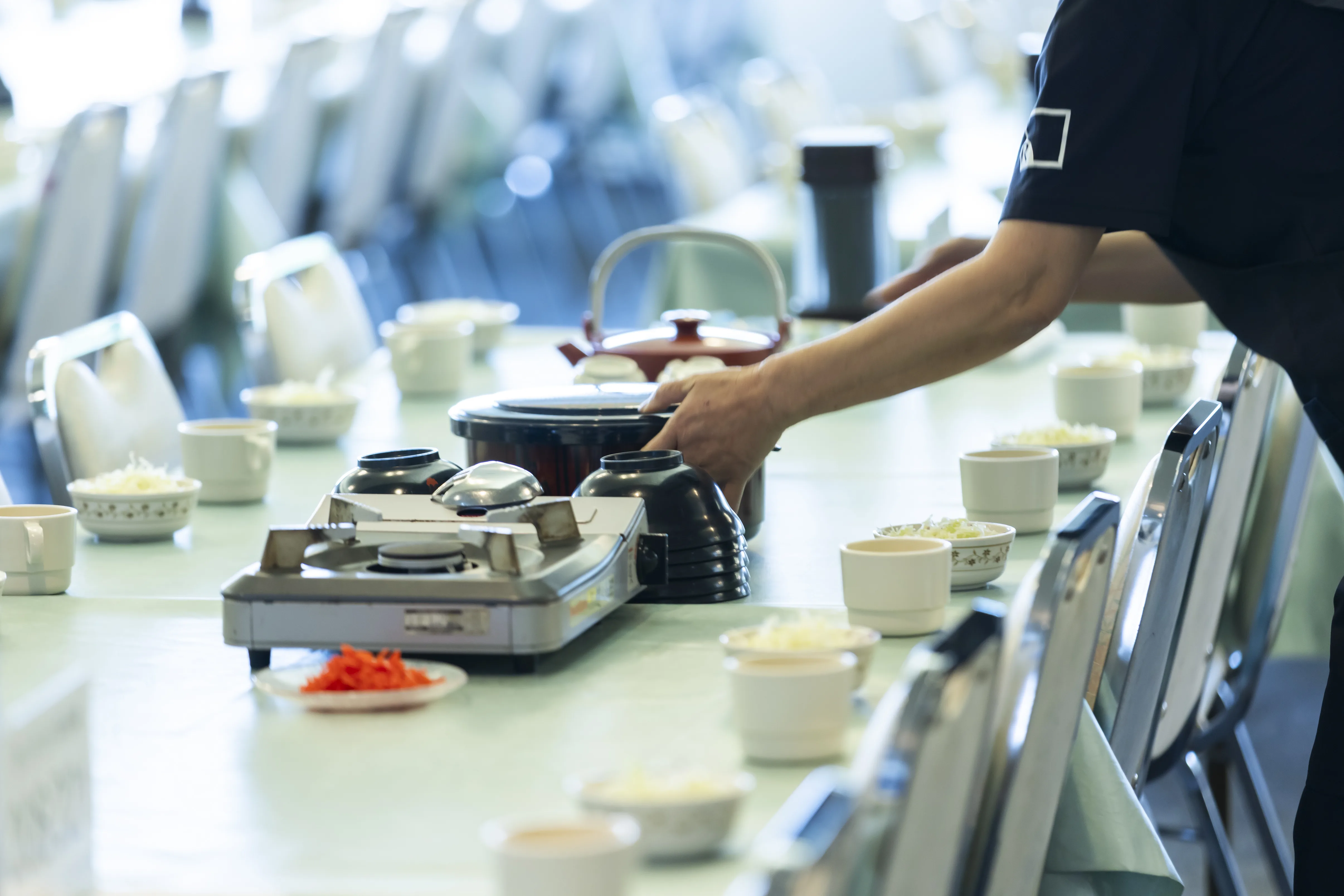 食事会場で準備をするスタッフ